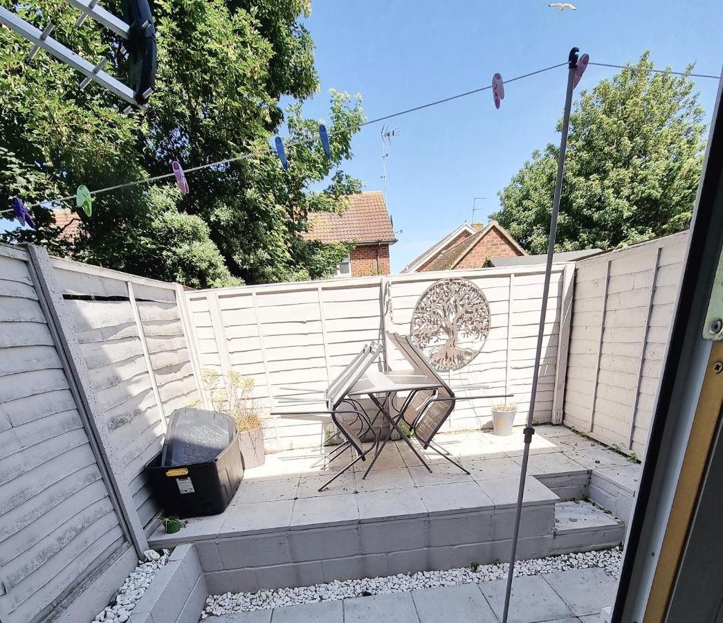 Entire Apartment With Sun Filled Private Garden マーゲイト エクステリア 写真